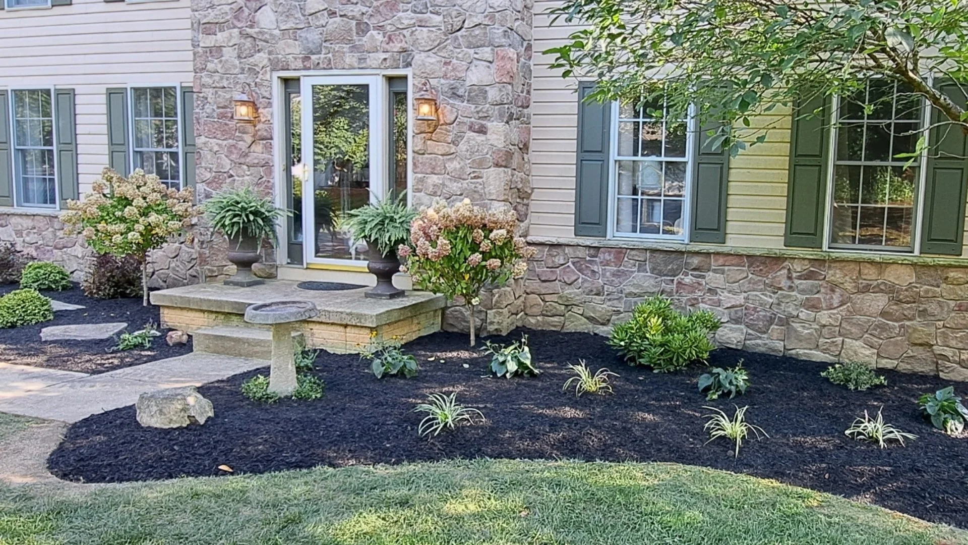 Is It a Good Idea to Mix Mulch & Rock in the Same Landscape?